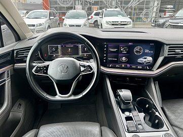 Volkswagen Touareg, 2020г, передний привод, автомат