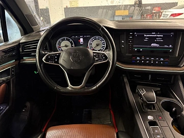 Volkswagen Touareg, 2021г, полный привод, автомат