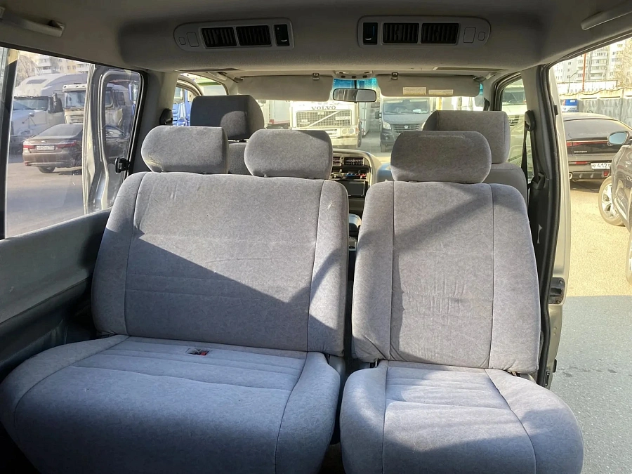 Toyota HiAce, 2004г., задний привод, механика