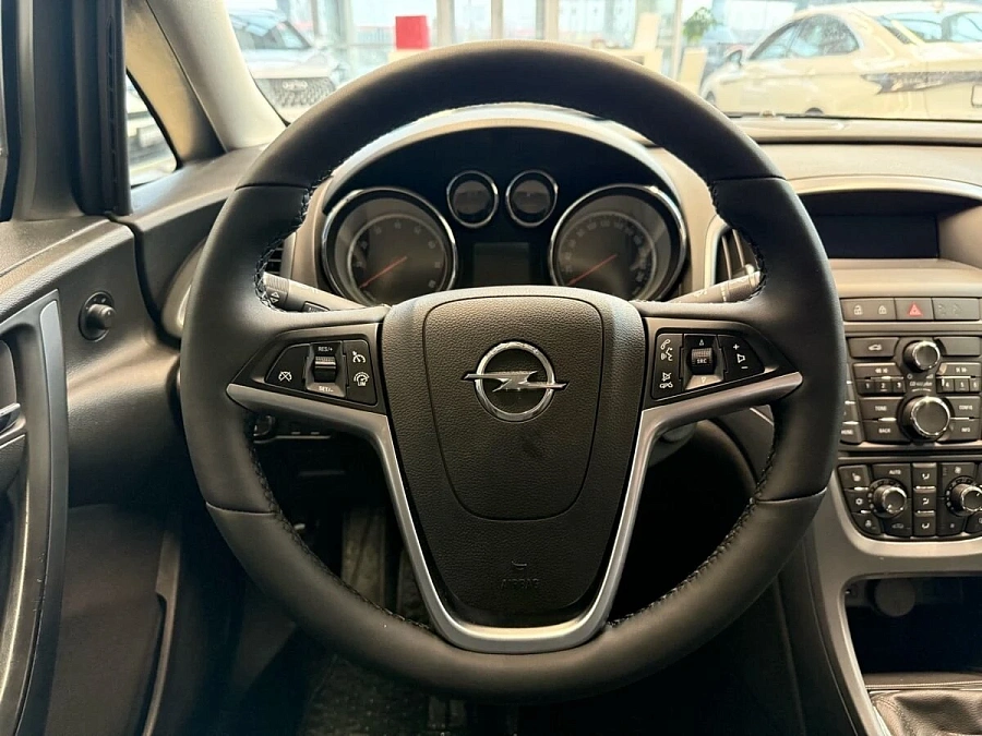 Opel Astra, 2014г., передний привод, механика
