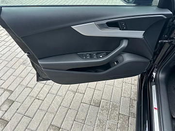Audi A4, 2021г, передний привод, робот