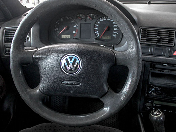 Volkswagen Golf, 1998г, передний привод, механика