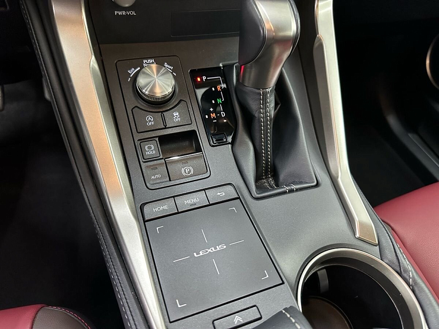 Lexus NX, 2017г., полный привод, вариатор