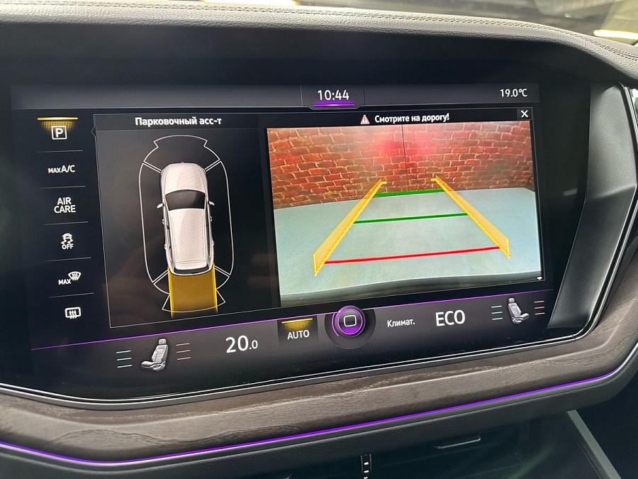 Volkswagen Touareg, 2019г., полный привод, автомат