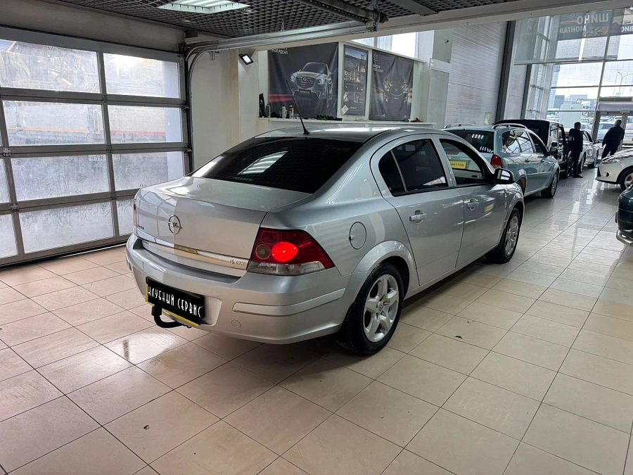Opel Astra, 2011г., передний привод, механика