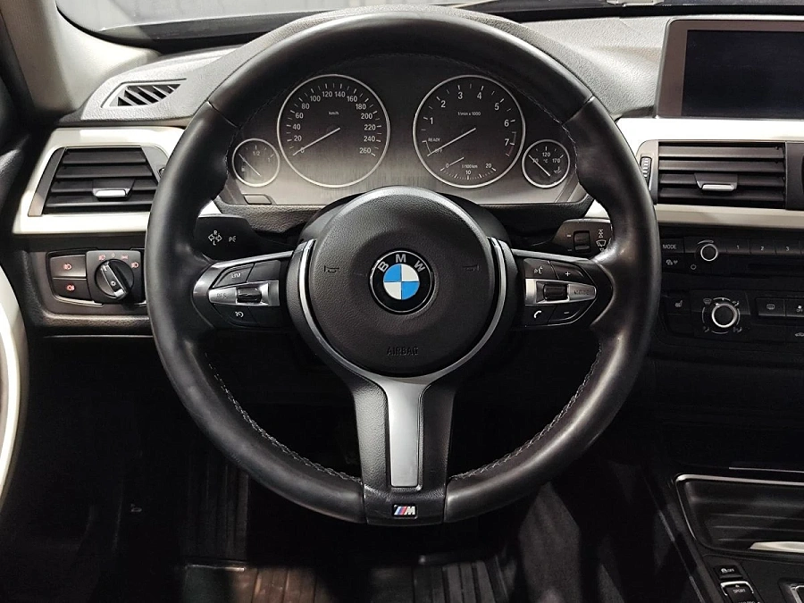 BMW 3 серии, 2015г., задний привод, автомат