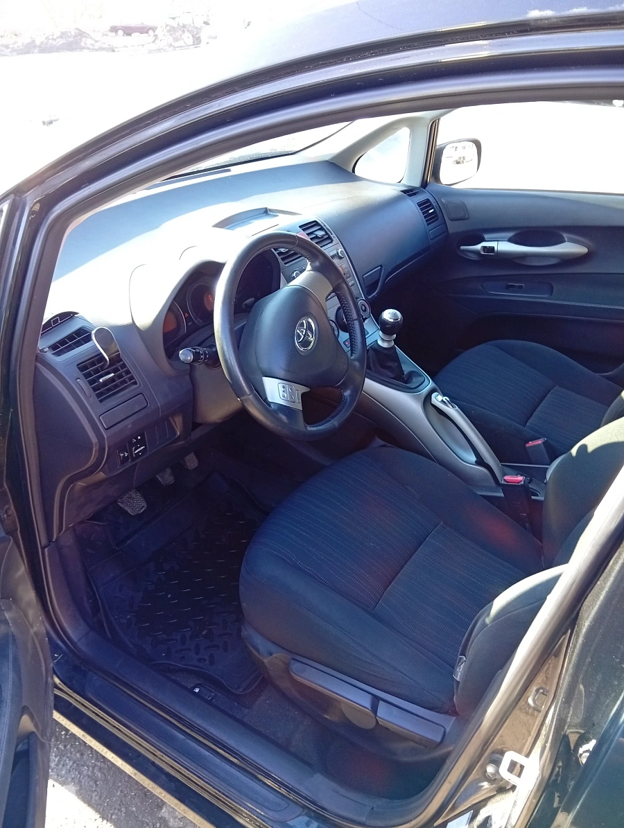 Toyota Auris, 2009г., передний привод, механика