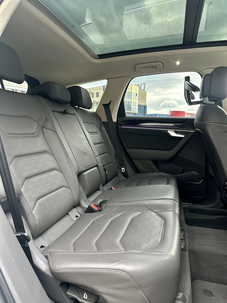 Volkswagen Touareg, 2020г., передний привод, автомат