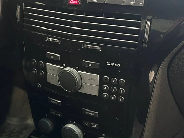 Opel Astra, 2011г, передний привод, механика