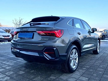 Audi Q3, 2022г, передний привод, робот