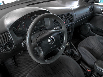 Volkswagen Golf, 1998г, передний привод, механика
