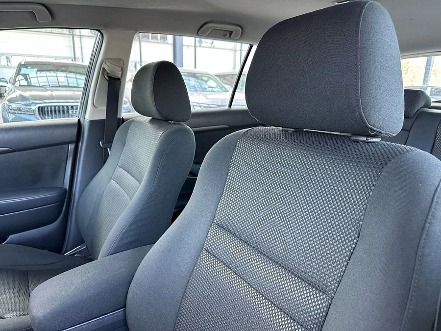 Toyota Avensis, 2003г., передний привод, автомат