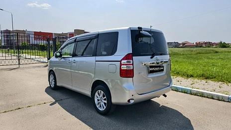 Toyota Noah, 2011г, полный привод, вариатор