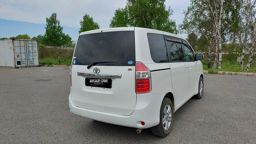 Toyota Noah, 2009г., передний привод, вариатор
