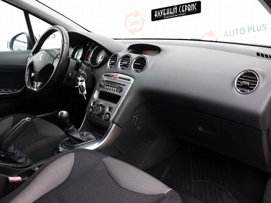 Peugeot 308, 2011г., передний привод, механика
