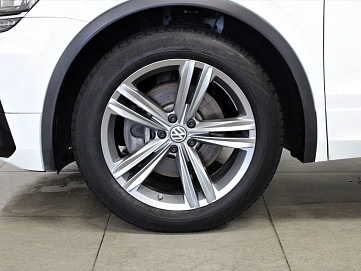 Volkswagen Tiguan, 2019г, передний привод, автомат