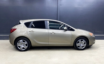 Opel Astra, 2011г, передний привод, механика