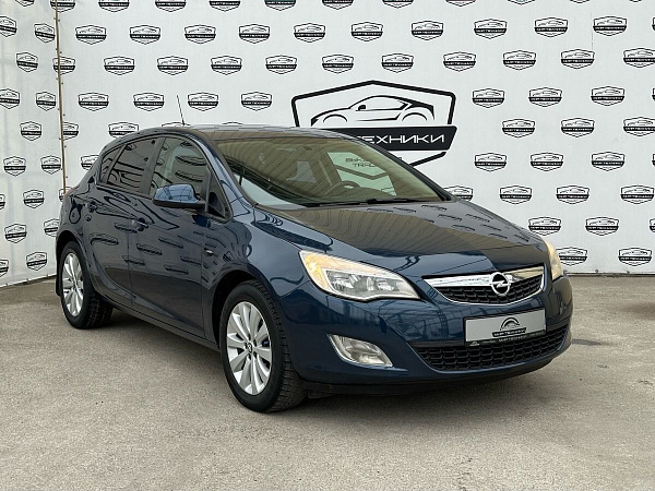 Opel Astra, 2011г., передний привод, механика