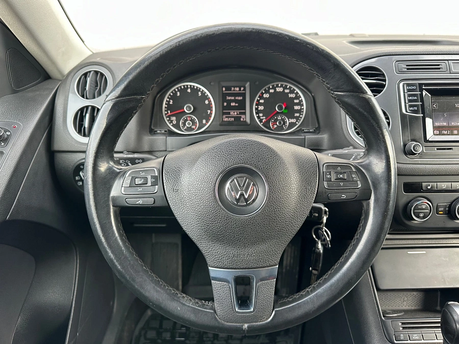 Volkswagen Tiguan, 2015г., полный привод, автомат