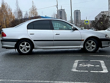 Toyota Avensis, 1999г, передний привод, механика