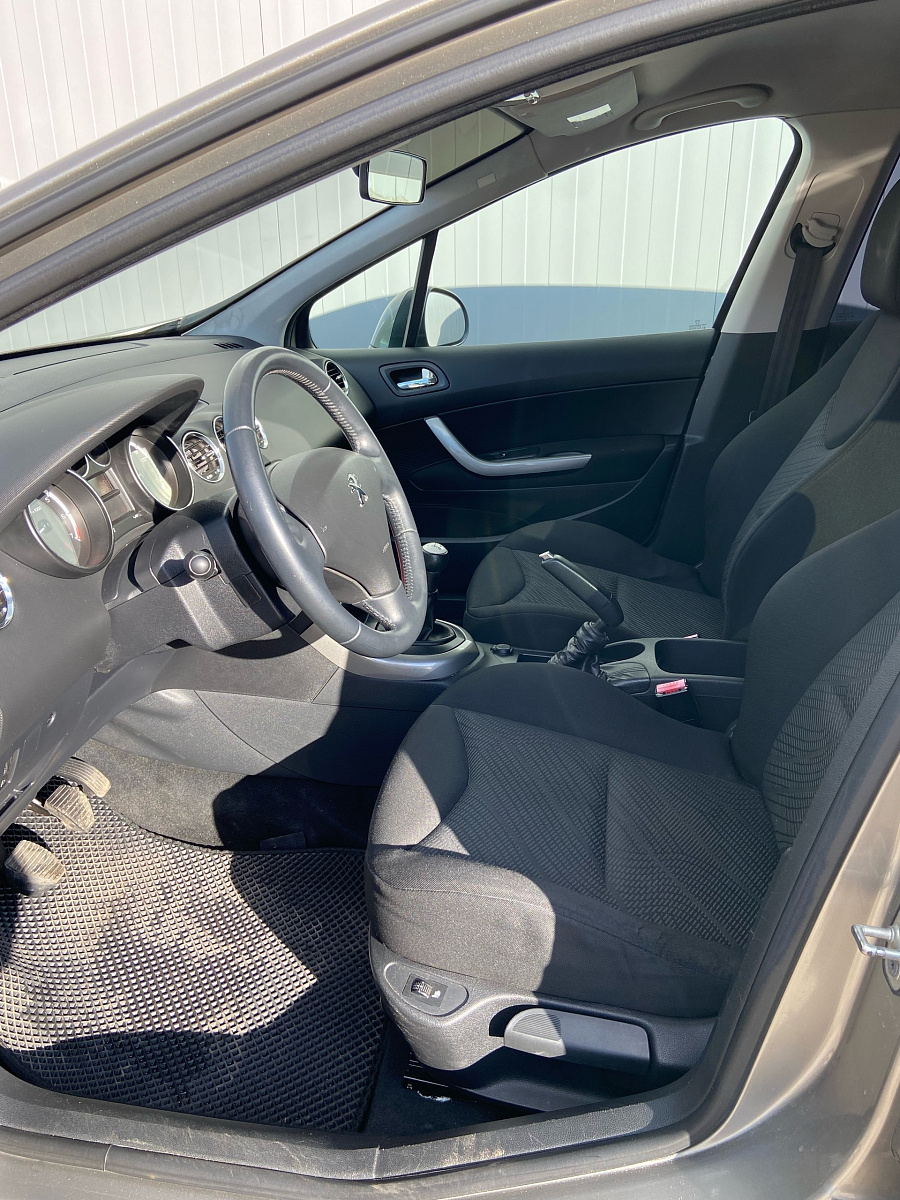 Peugeot 308, 2011г., передний привод, механика