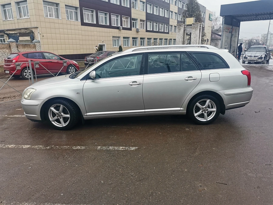 Toyota Avensis, 2004г., передний привод, автомат
