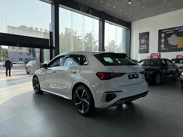 Audi A3, 2023г, передний привод, робот