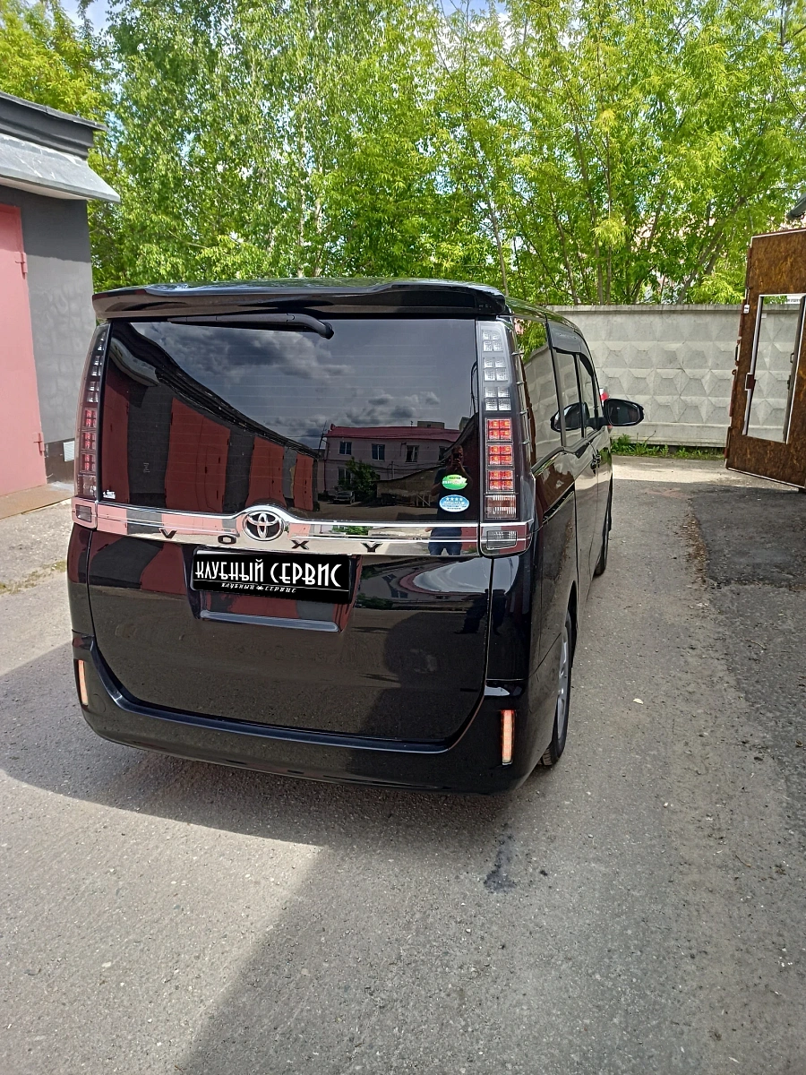 Toyota Voxy, 2014г., передний привод, вариатор