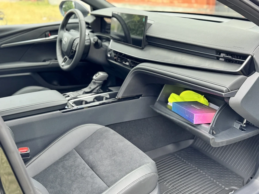 Toyota Camry, 2025г., передний привод, вариатор