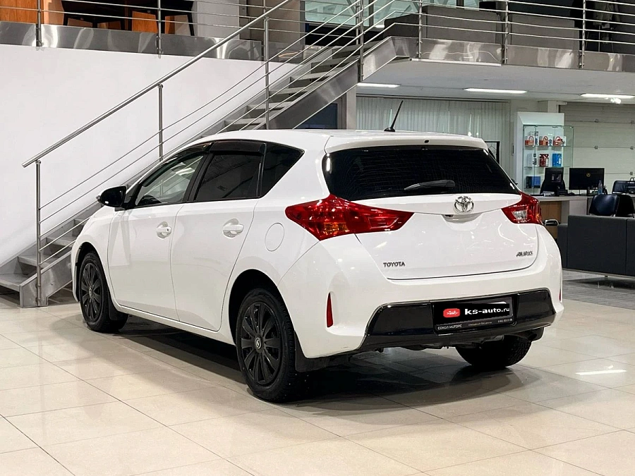 Toyota Auris, 2013г., передний привод, вариатор