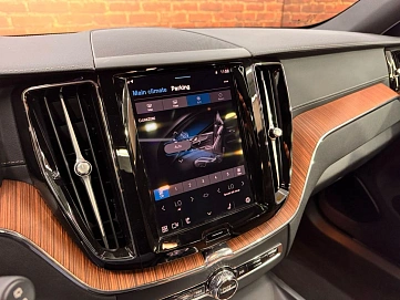 Volvo XC60, 2024г, полный привод, автомат