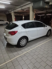 Opel Astra, 2015г, передний привод, механика