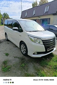 Toyota Noah, 2015г, передний привод, вариатор