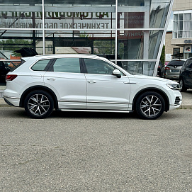 Volkswagen Touareg, 2020г, передний привод, автомат