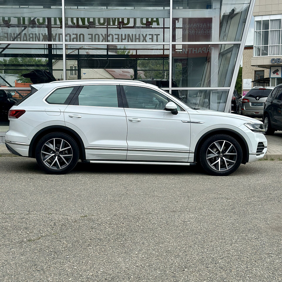 Volkswagen Touareg, 2020г., передний привод, автомат
