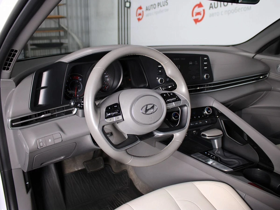 Hyundai Elantra, 2021г., передний привод, автомат