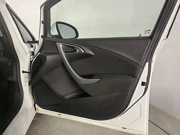 Opel Astra, 2013г, передний привод, механика