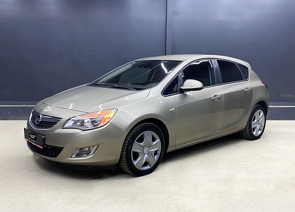 Opel Astra, 2011г., передний привод, механика