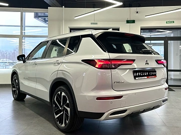 Mitsubishi Outlander, 2023г, передний привод, вариатор