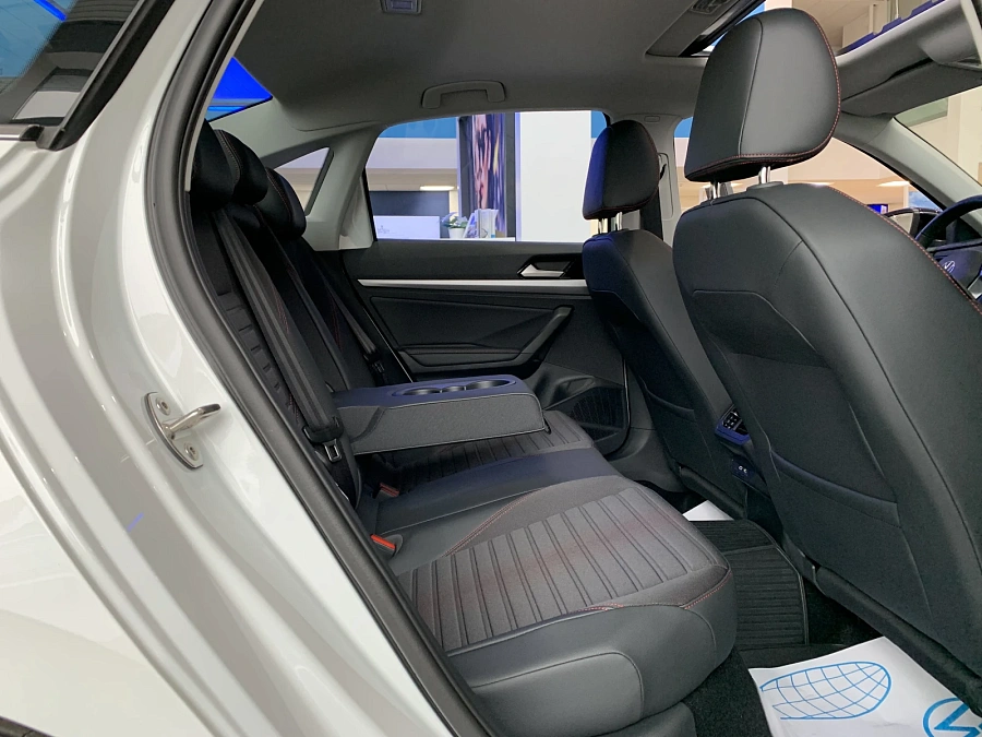 Volkswagen Lavida, 2023г., передний привод, робот