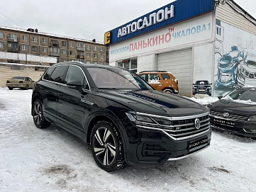 Volkswagen Touareg, 2018г, полный привод, автомат