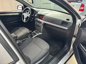 Opel Astra, 2011г., передний привод, механика