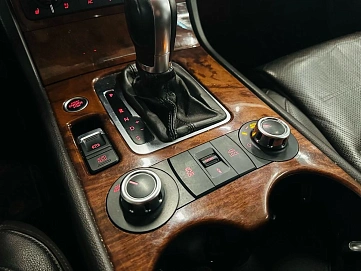 Volkswagen Touareg, 2011г, полный привод, автомат