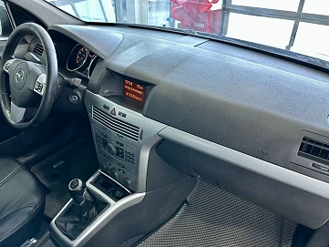 Opel Astra, 2010г, передний привод, механика