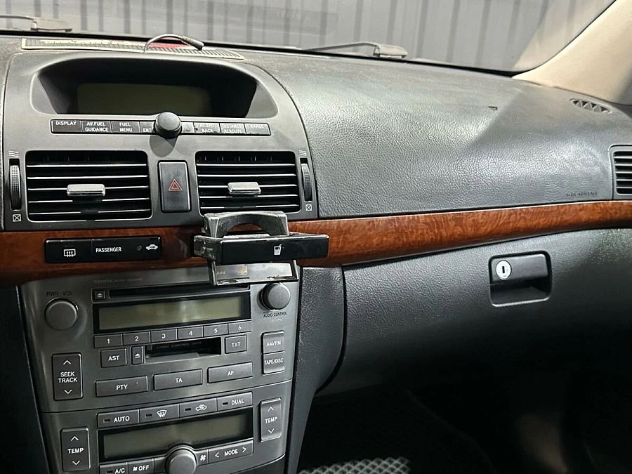 Toyota Avensis, 2004г., передний привод, автомат