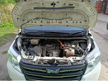 Toyota Noah, 2015г, передний привод, вариатор