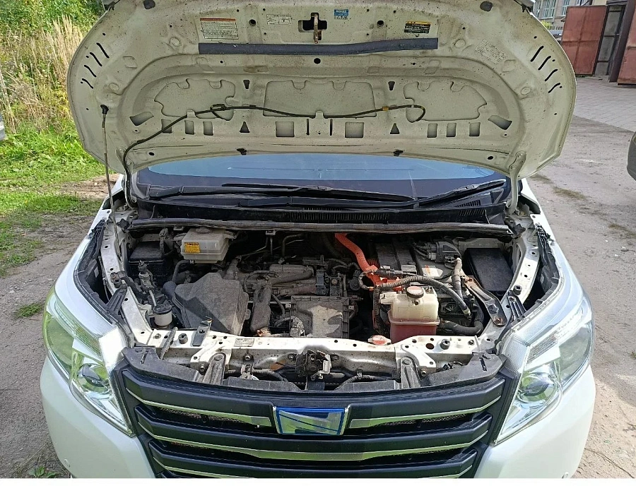 Toyota Noah, 2015г., передний привод, вариатор