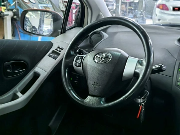 Toyota Yaris, 2006г., передний привод, механика