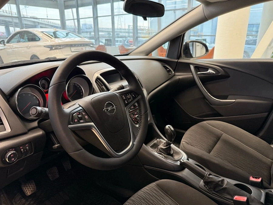 Opel Astra, 2014г., передний привод, механика