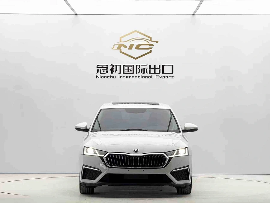 Skoda Octavia, 2023г., передний привод, робот